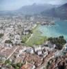 Photos aériennes de Annecy (74000) | Haute-Savoie, Rhône-Alpes, France - Photo réf. 42522 - Au premier plan: la vieille ville et juste derrière: la plage.