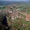 Photos aériennes de "viticulture" - Photo réf. 44240 - C'est un bourg homogène lové dans une cuvette où coule la Petite Vielle, et où un château fait honneur à la viticulture.