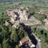 Photos aériennes de "cimetiere" - Photo réf. 44275 - De magnifiques maisons en pierres, datant des XVIe et XVIIe siècles, ceinturent l'église et son cimetière.