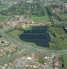 Photos aériennes de "etang" - Photo réf. 47737 - Cette cité industrielle accorde beaucoup d'importance à ses espaces verts et son étang.