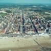 Photos aériennes de "manche" - Photo réf. 48214 - Les quartiers s'tendent jusqu'au bord de la Manche autour de l'glise et rassemblent plus de 3000 rsidences secondaires.