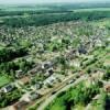 Photos aériennes de "plan" - Photo réf. 50390 - Au premier plan, la gare et la voie ferre parallle  la rue le long de laquelle s'est dvelopp le  village-rue .