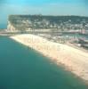 Photos aériennes de Fécamp (76400) - La Plage | Seine-Maritime, Haute-Normandie, France - Photo réf. 56471 - Au bout de la plage, le port de plaisance et la falaise.
