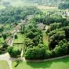 Photos aériennes de "mairie" - Photo réf. 56608 - Entourés de verdure, la mairie et le château de Montaure.