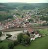 Photos aériennes de "village" - Photo réf. 59499 - La voie ferrée semble isoler l'église du village.