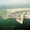 Photos aériennes de "site" - Photo réf. 60234 - Dunkerque bénéficie d'une importante activité portuaire liée aux nombreuses industries implantées sur le site.