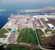 Photos aériennes de "activité" - Photo réf. 60240 - Dunkerque bénéficie d'une importante activité portuaire liée aux nombreuses industries implantées sur le site.