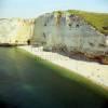 Photos aériennes de Le Tilleul (76790) | Seine-Maritime, Haute-Normandie, France - Photo réf. 61231 - Aux pieds des falaises, la plage et ses baigneurs.