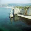 Photos aériennes de "Porte" - Photo réf. 61234 - On peut admirer ici la porte d'Aval dcoupe dans la roche des falaises d'Etretat (Seine-Maritime).