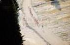 Photos aériennes de "piste" - Photo réf. 62046_12 - Les skieurs sur la piste.