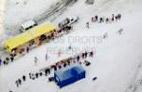 Photos aériennes de "neige" - Photo réf. 62046_26 - Un stand de ravitaillement sur la piste.