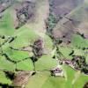 Photos aériennes de Indéterminée (Pyrénées-Atlantiques) (64) | Pyrénées-Atlantiques, Aquitaine, France - Photo réf. 62112 - Aux pieds des coteaux une exploitation agricole.