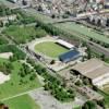 Photos aériennes de "foot" - Photo réf. 62374 - Le stade, la piscine et le parc en bordure du canal de l'Aisne à la Marne.