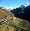 Photos aériennes de "hameau" - Photo réf. A01148 - Le hameau de l'Aas de la commune de Eaux-Bonnes (Pyrénées-Atlantiques) est perché à flanc de montagne.