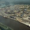 Photos aériennes de "raffinerie" - Photo réf. A03006 - Shell symbolise ici l'importance de l'activité industrielle.