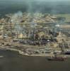 Photos aériennes de "raffinerie" - Photo réf. A03007 - Shell symbolise ici l'importance de l'activité industrielle.