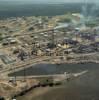 Photos aériennes de "raffinerie" - Photo réf. A03008 - Shell symbolise ici l'importance de l'activité industrielle.