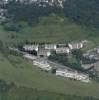 Photos aériennes de "plateau" - Photo réf. A03301 - Au pied du plateau un îlot d'immeubles dans un cadre de verdure.