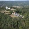 Photos aériennes de "haut" - Photo réf. N017811 - Construite en 1955 par Le Corbusier, la chapelle de Ronchamp ou la chapelle Notre-Dame du Haut attire de nombreux visiteurs avec sa forme atypique.