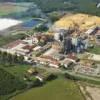Photos aériennes de "déchets" - Photo réf. N019745 - L'usine de Tartas dans les Landes fabrique de la pâte à papier à partir de déchets de pin maritime.