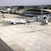 Photos aériennes de "aérodrome" - Photo réf. N021056 - Un Airbus A320 d'Air France  une passerelle de l'aroport de Pau-Pyrnes (Pyrnes-Atlantiques).