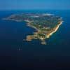 Photos aériennes - Îles et presqu'îles - Photo réf. N025150 - Des plages aux falaises escarpées, des marais au bocage, l'Ile d'Yeu (Vendée) offre une grande diversité de paysages.