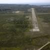 Photos aériennes de "piste" - Photo réf. N025203 - L'aérodrome de l'ïle, pratique pour ceux qui ont le mal de mer.