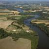 Photos aériennes de "fleuve" - Photo réf. N025370 - Le fleuve La Vie traverse la ville.
