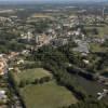 Photos aériennes de Apremont (85220) | Vendée, Pays de la Loire, France - Photo réf. N025373 - Le fleuve La Vie traverse la ville.