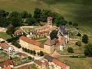 Photos aériennes de "AVEC" - Photo réf. T040747 - Eglise romane du 11me sicle en pierre dore, classe, avec un clocher-tour octogonal et prieur bndictin du 10me sicle avec donjon carr.