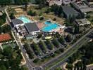 Photos aériennes de "des" - Photo réf. T041927 - Juste à coté de la piscine se trouve La Maison Mâconnaise des Vins qui a pour but de promouvoir les vins AOC de Saône-et-Loire.