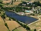 Photos aériennes de "avec" - Photo réf. T042020 - La base de loisirs avec son lac, ses terrains de tennis et sa piscine