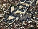 Photos aériennes de "place" - Photo réf. T049771 -  La place de la Libération et la mairie installée dans le Palais des Ducs de Bourgogne. La tour Philippe Le Bon domine la ville.
