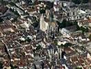 Photos aériennes de "clocher" - Photo réf. T050219 - Au premier plan, l'église Saint-Philibert et derrière facilement reconnaissable grâce à son clocher vert et ses deux tours rondes, la cathédrale Sainte Bénigne