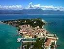  - Photo réf. T054910 - Au milieu du lac de Garde en Italie, Sirmione est une commune sur une presqu'le.