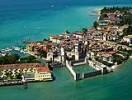 Photos aériennes de "lago" - Photo réf. T054912 - Des fortifications  Sirmione en Italie.