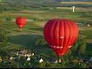 Photos aériennes de "ballon" - Photo réf. T055238 - Deux montgolfires aux alentours du chteau de Chenonceau (Indre-et-Loire).