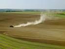 Photos aériennes de "tracteur" - Photo réf. T082312 - Un tracteur dans un champs en Bourgogne.