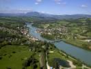 Photos aériennes de "Rhône" - Photo réf. T082366 - Le Rhône sépare la commune de Seyssel (Haute-Savoie) en rive gauche de la commune de Seyssel (Ain) en rive droite.