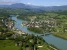 Photos aériennes de "Rhône" - Photo réf. T082367 - Le Rhône sépare la commune de Seyssel (Haute-Savoie) en rive gauche de la commune de Seyssel (Ain) en rive droite.