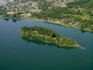 Photos aériennes de "lago" - Photo réf. T058149 - Fr: L'Ile des Ciprès au milieu du lac de Pusiano en Italie est une colline naturelle de 13 mètres de haut qui s'étend sur 1,8Ha. It: L'Isola dei Cipressi en el Lago Di Pusiano e una collina naturale di 13 metri i ha un'estensione di circa 18.000 mq.