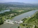 Photos aériennes - Gestion de l'eau - Photo réf. T059642 - Le barrage des Sablons (Isère) sur le canal de dérivation du Rhône maintient un niveau minimal pour la centrale nucléaire située en amont.