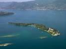 Photos aériennes de "garda" - Photo réf. T062365 - Fr : L'Ile Del Garda dans le Lac de Garde,  San Felice del Benaco, Italie. It : Isola del Garda, Lago di Garda, San Felice del Benaco, Italia. 