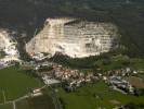 Photos aériennes de "cava" - Photo réf. T063526 - Fr : Une carrière à flanc de montagne a Zandobbio en Italie. It : Una cava a Zandobbio in Italia.