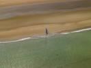 Photos aériennes de "plages" - Photo réf. T069500 - Un char à voile sur une plage de Colleville-sur-Mer (Calvados).
