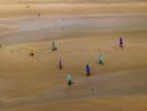 Photos aériennes - Plages, piscines et loisirs nautiques - Photo réf. T069502 - Des chars à voile sur une plage de Colleville-sur-Mer (Calvados).