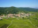 Photos aériennes de "vignoble" - Photo réf. T069533 - Le village de Husseren-les-Châteaux au milieu du vignoble alsacien (Haut-Rhin).