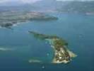 Photos aériennes de "garde" - Photo réf. T099166 - Fr : L'Ile Del Garda dans le Lac de Garde,  San Felice del Benaco, Italie. It : Isola del Garda, Lago di Garda, San Felice del Benaco, Italia. 