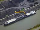 Photos aériennes de "canal" - Photo réf. T082871 - Une péniche en déchargement dans le port industriel de Nancy