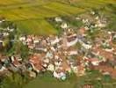 Photos aériennes - Villages - Photo réf. T089271 - Un village alsacien entouré de vignes aux couleurs d'automne.